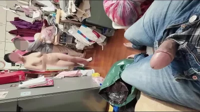 刺激！在服装店当着裁缝阿姨的面和男友操逼边操还边跟阿姨聊天